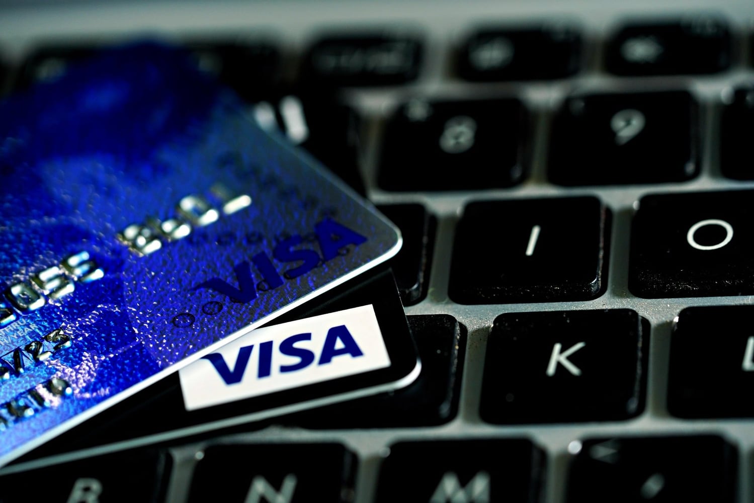 Visa destaca que cartões ligados a stablecoins estão entre as áreas que mais crescem em sua rede
