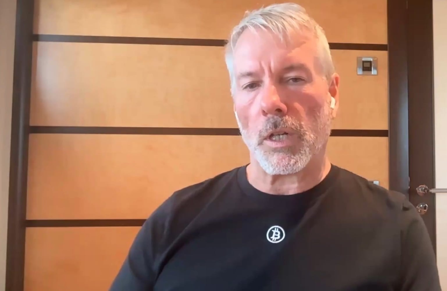 Saylor argumenta que mercado cripto não pode depender apenas do Clarity Act e que a melhor defesa é adoção em massa