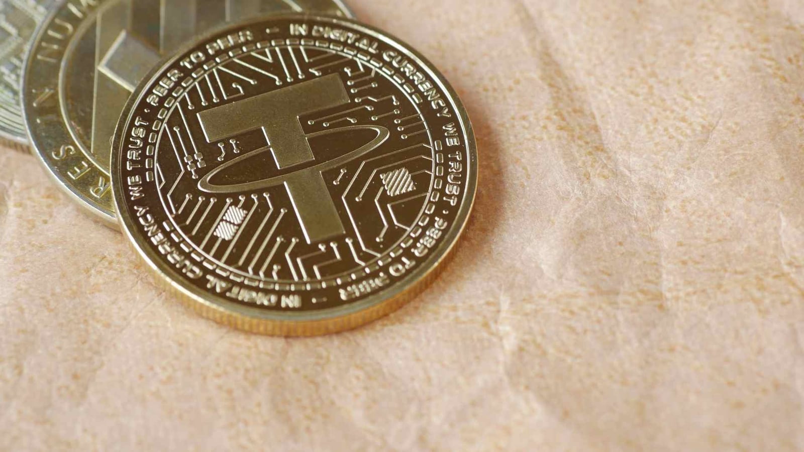 Cobrando R$ 1,6 bilhão do Banco Master, Tether tem fundos presos em outro banco alvo de confisco pelos EUA