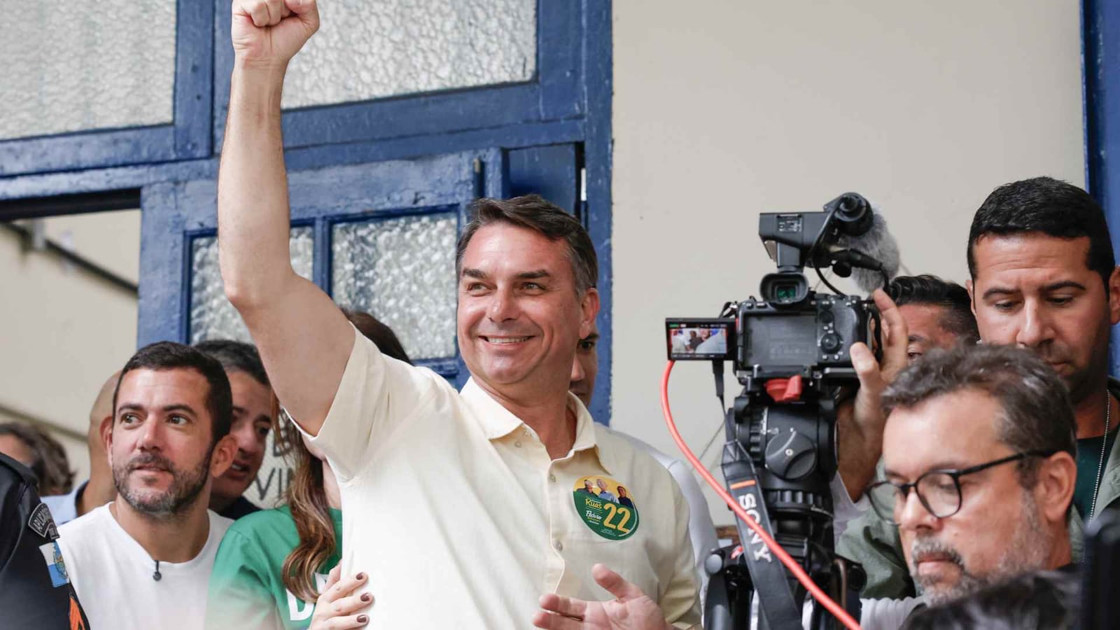 Criptomoeda meme que apoiava campanha de Flávio Bolsonaro deixa prejuízos; vídeo de crianças é retirado do ar e site removido pelo TSE
